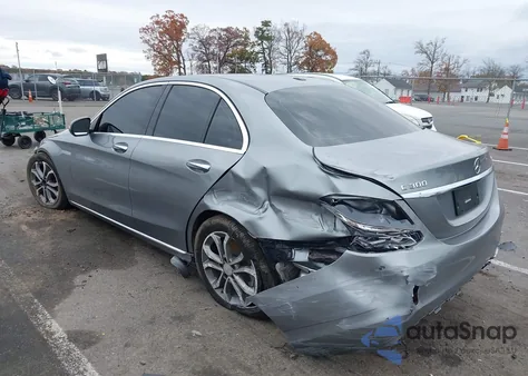 2016 Mercedes-Benz C 300 4Matic из США, поврежденный, VIN 55SWF4KB9GU111848